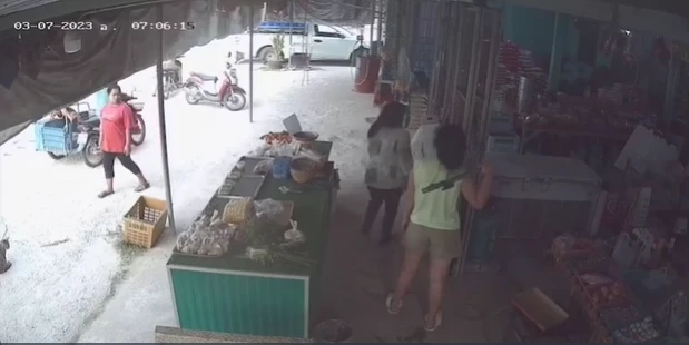 หญิงถือท่อนเหล็กบุกพังร้านชำโวยลั่นถูกทำคุณไสย