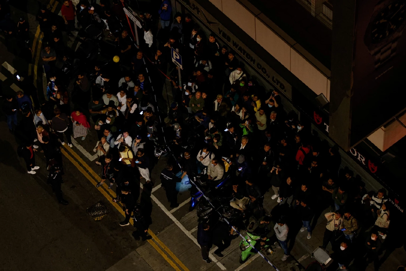 ไฟไหม้ตึกระฟ้านาน 9 ชม. ในย่านชอปปิงของฮ่องกง