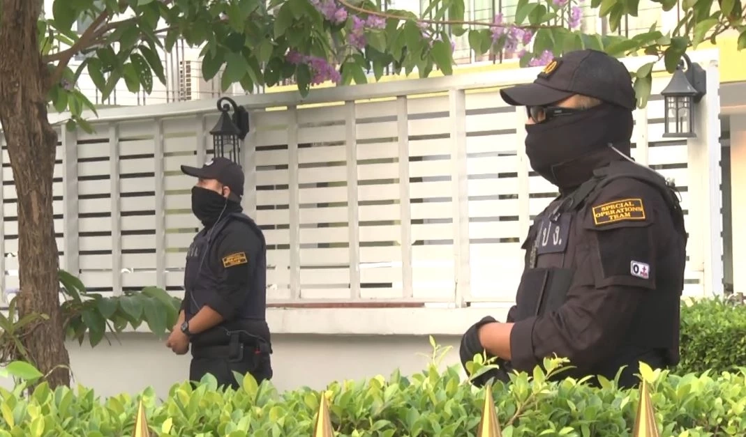 สนธิกำลังค้นบ้านพัก รอง สสจ.โคราช พัวพันจัดอบรมทิพย์ 32 อำเภอ