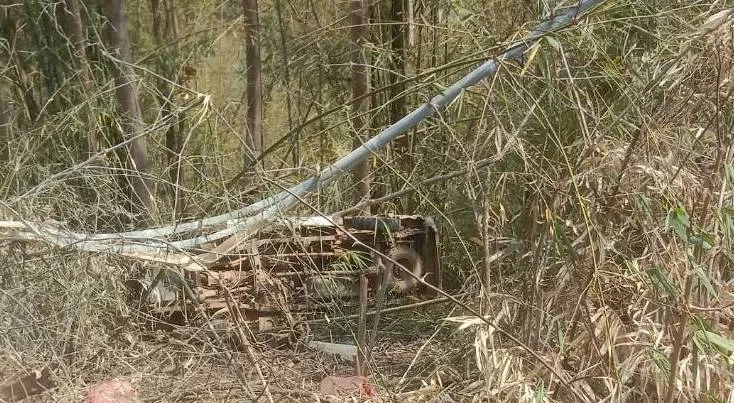 รถเจ้าหน้าที่ดับไฟป่า เสียหลักตกไหล่เขา เจ็บระนาว 8 คน