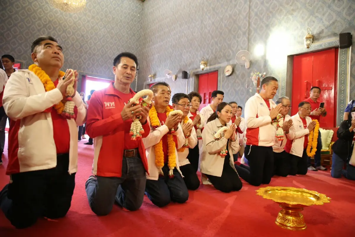 "แพทองธาร" ควง "เศรษฐา" กราบหลวงพ่อเพชร พระคู่เมืองพิจิตร ก่อนปราศรัยใหญ่