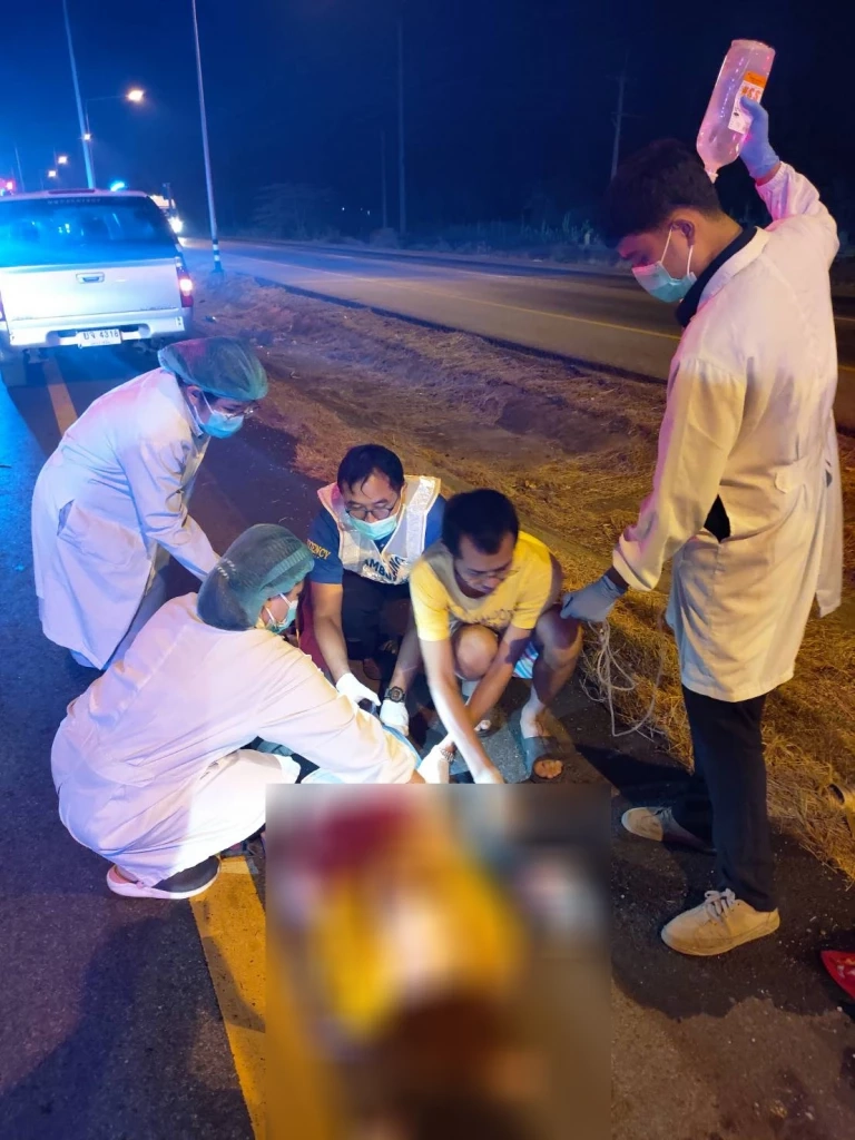 รถตู้พาเด็กไปหาผู้ปกครองช่วงปิดเทอม เสยท้ายรถบรรทุกอ้อย ดับ 2 เจ็บ 5