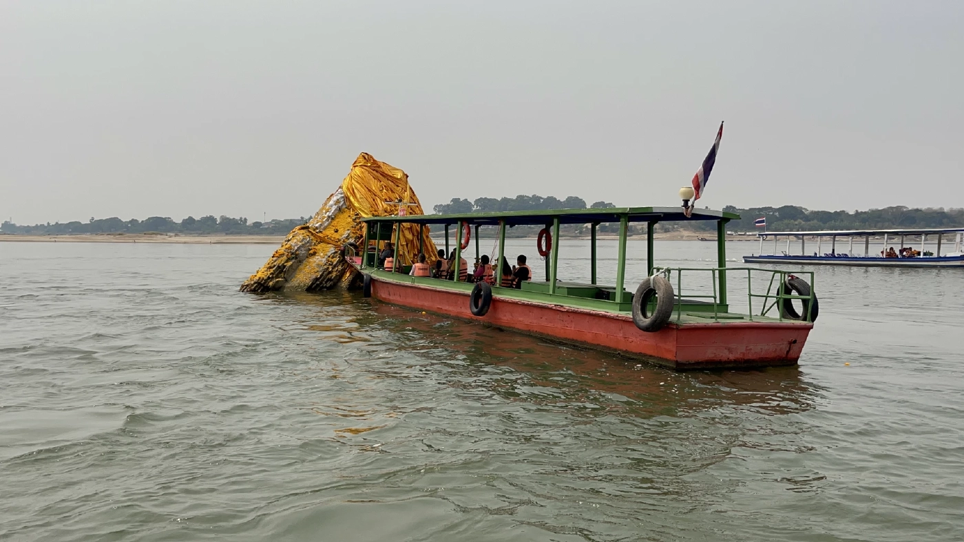 น้ำโขงลดเหลือไม่ถึงเมตร เห็นพระธาตุกลางน้ำโผล่ชัดเจน ชาวบ้านแห่กราบไหว้ขอพร