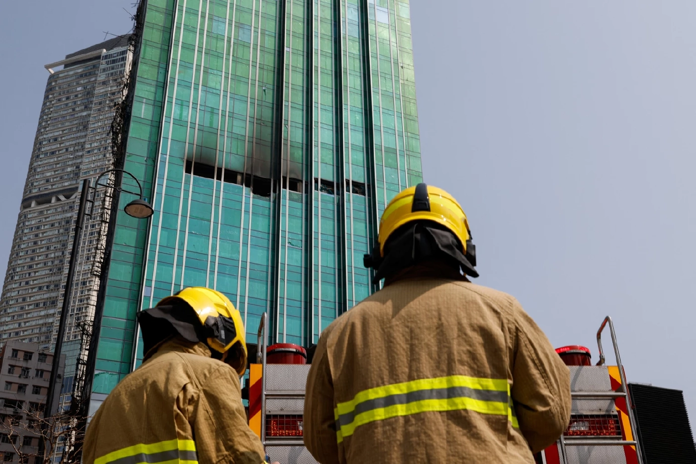 ไฟไหม้ตึกระฟ้านาน 9 ชม. ในย่านชอปปิงของฮ่องกง