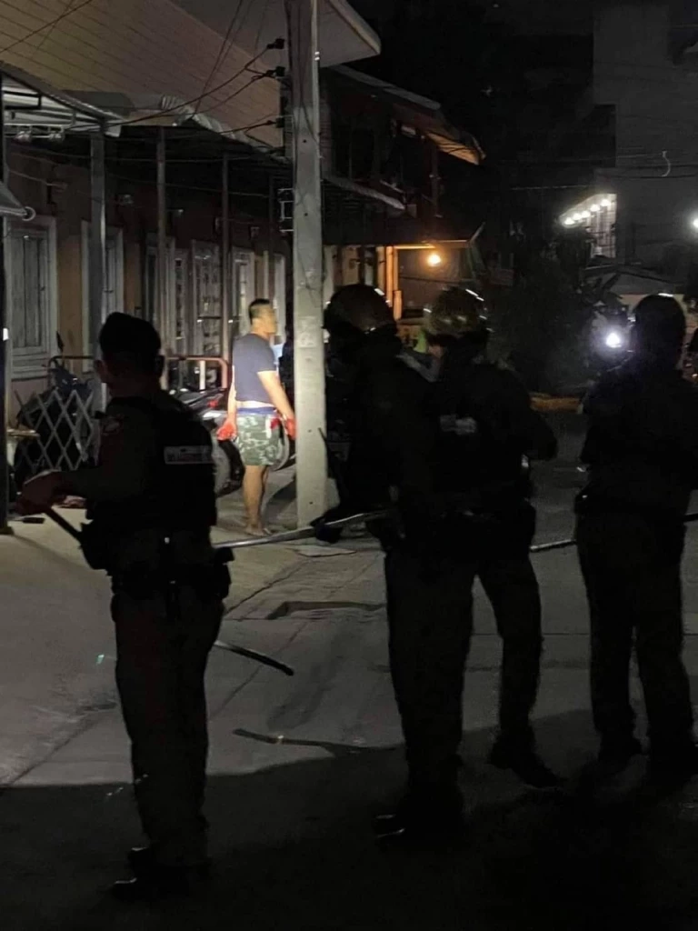 หนุ่มป่วยจิตเวชลืมกินยา คลั่งใช้มีดปาดคอ -ท้องตัวเอง อาการสาหัส