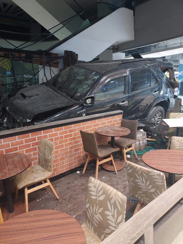 ระทึก! ฟอร์จูนเนอร์ ร่วงจากชั้น 3 ห้างดังย่านรังสิต คนขับเจ็บเล็กน้อย