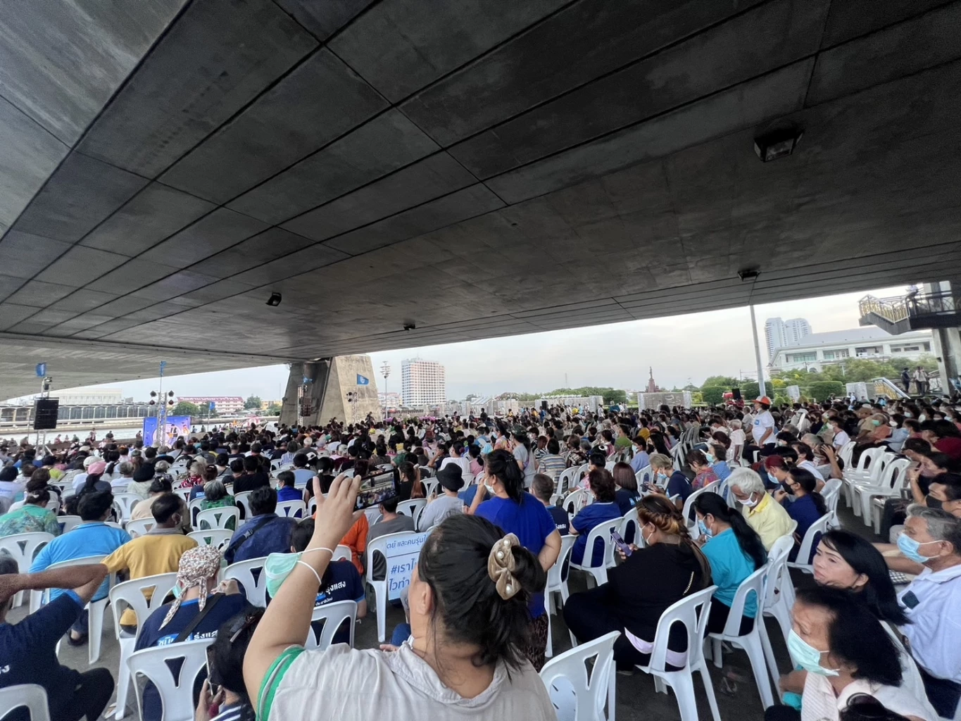 "อภิสิทธิ์" โผล่เวทีปราศรัยปชป. "โรดโชว์ โพลิซี" แกนนำพรรคต้อนรับชื่นมื่น