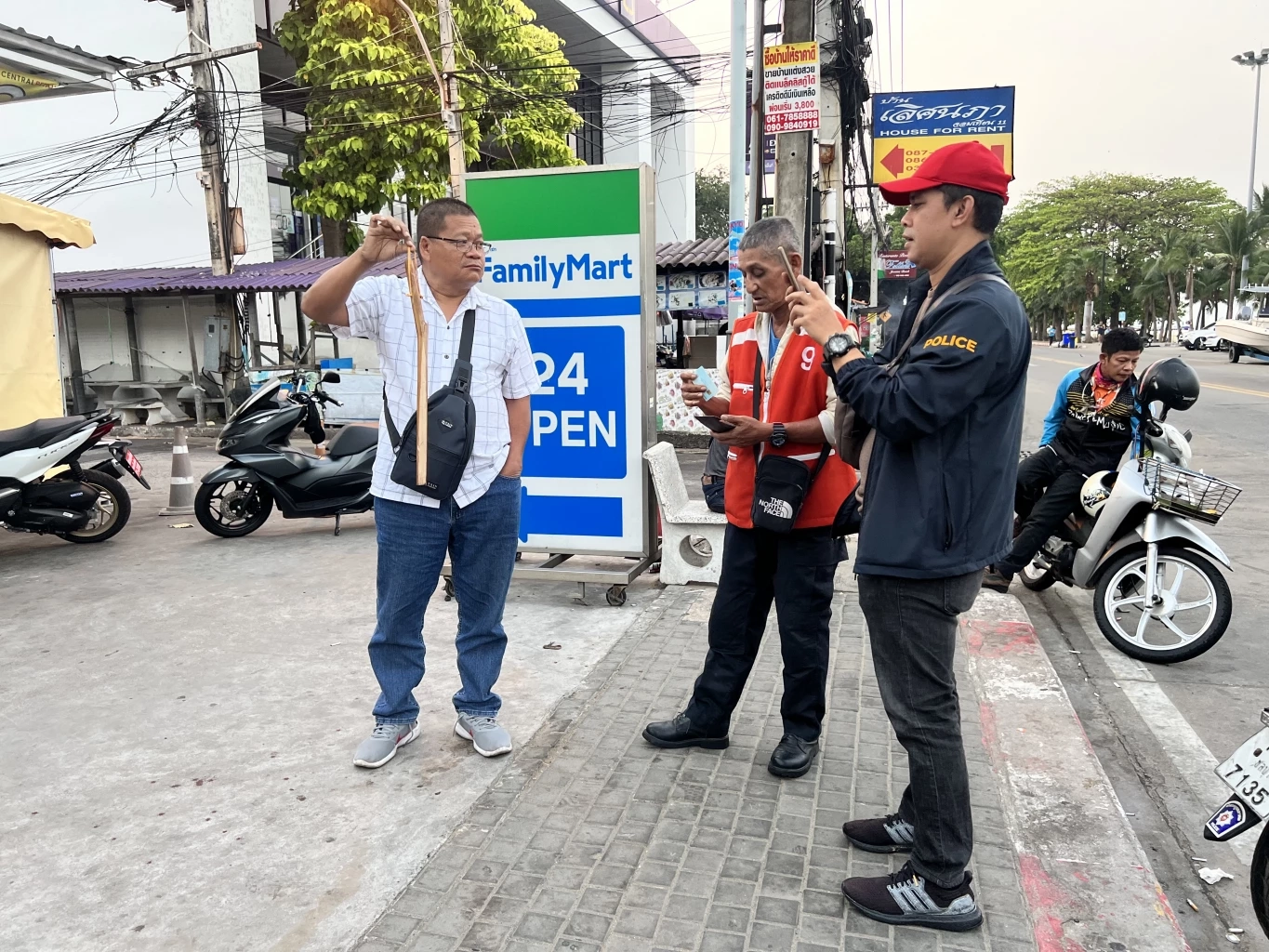 สยบด้วยคมแฝก รวบตัวคนร้ายทันควัน หลังใช้มีดทำร้ายพนักงานร้านสะดวกซื้อ