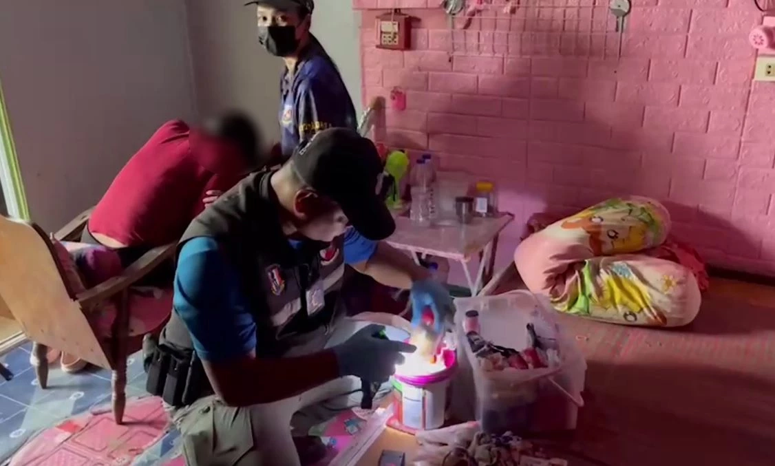 ดราม่า! จับสาวนักค้ายา ร่ำไห้กอดหมาสุดที่รัก กลัวไม่มีคนเลี้ยง