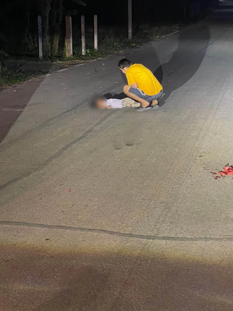 เวทนา! แม่หนีเที่ยวกลางดึก ปล่อยลูก 3 ขวบ นอนหลับกลางถนน