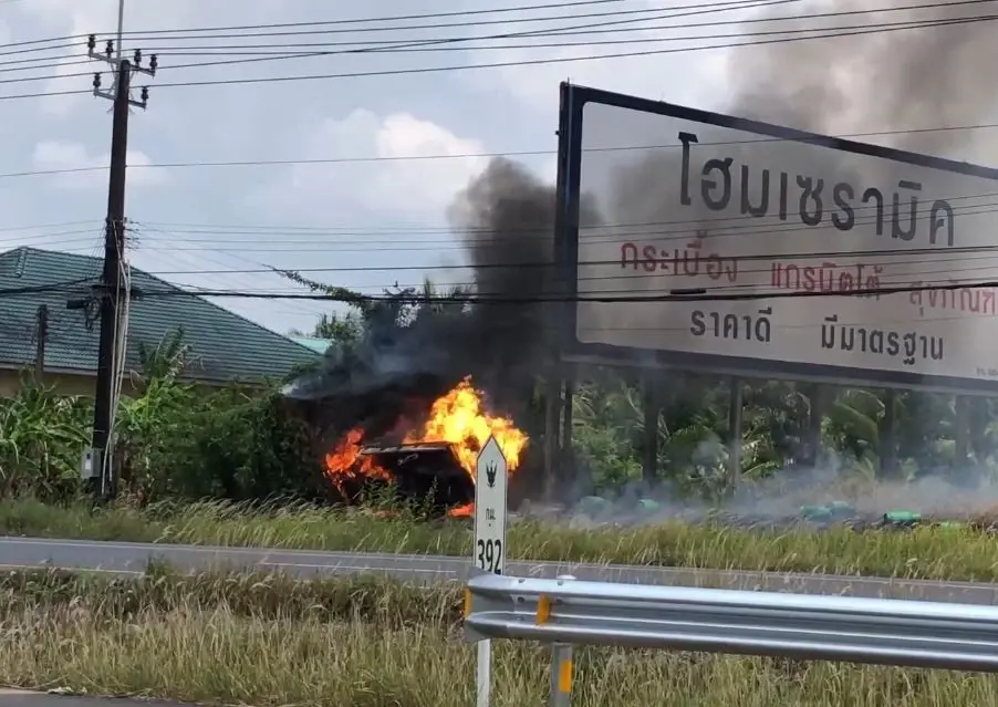 รถบรรทุกถังแก๊สพลิกคว่ำ คนขับบีบแตรขอความช่วยเหลือ สุดท้ายไฟคลอกดับ