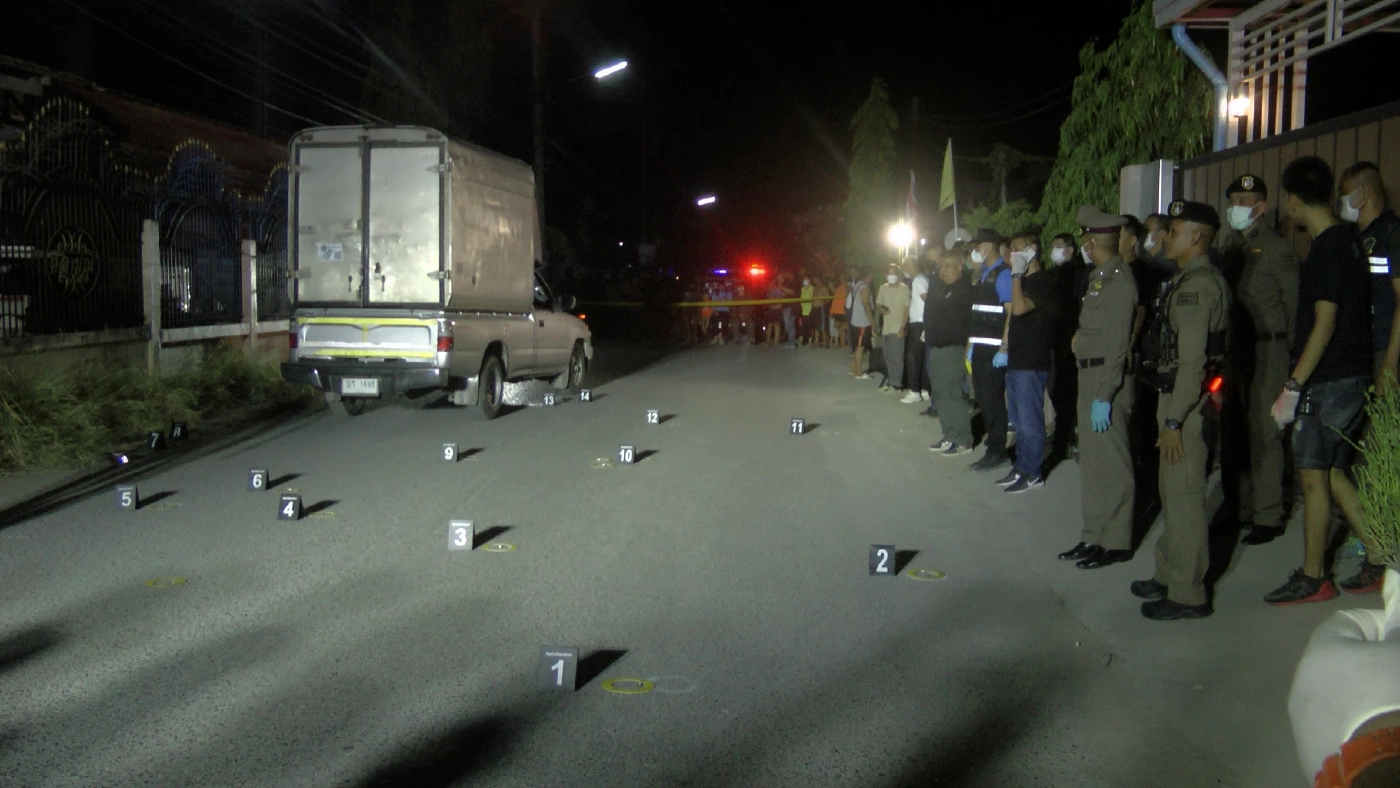 รัวยิงโหด 14 นัด หนุ่มขับกระบะส่งพัสดุลพบุรีดับ คาดเหตุขับรถปาดหน้า