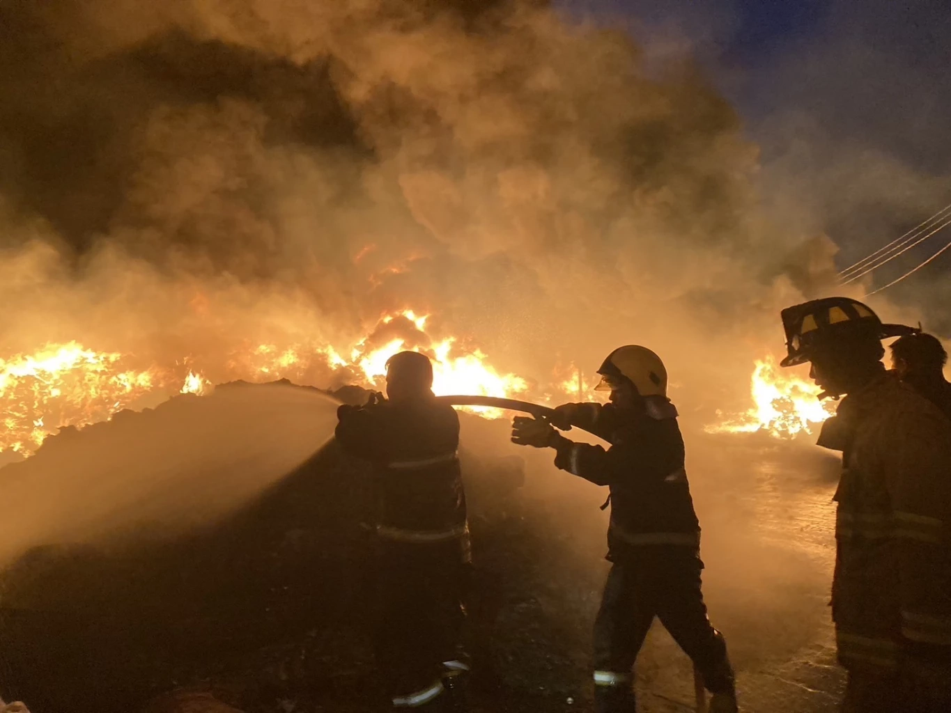 ไฟไหม้โรงงานรีไซเคิลพลาสติกนครปฐมวอด ผ่านไป 4 ชั่วโมงไฟยังดับไม่สนิท