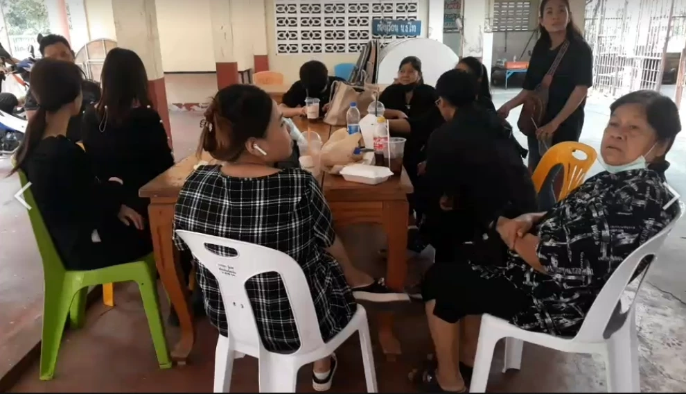 ครอบครัวและญาติของหนุ่มขับรถรับส่งพัสดุที่เสียชีวิต