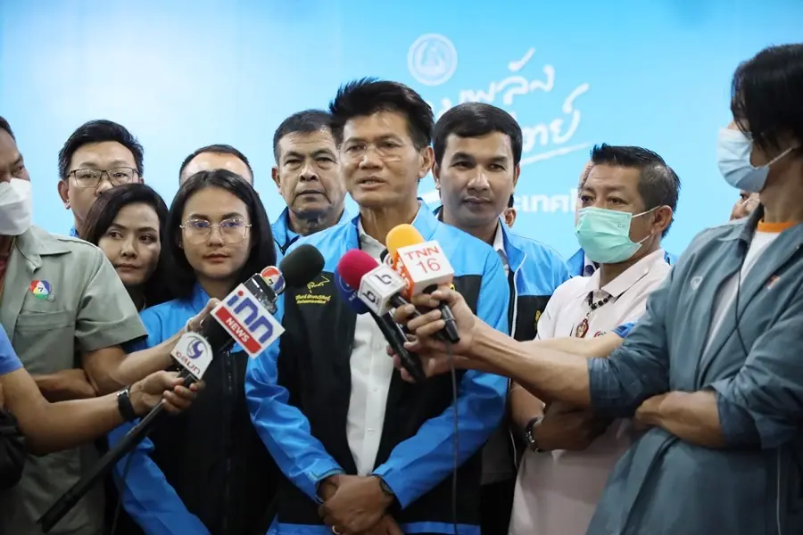 สาธิต ปิตุเตชะ รองหัวหน้าพรรคประชาธิปัตย์