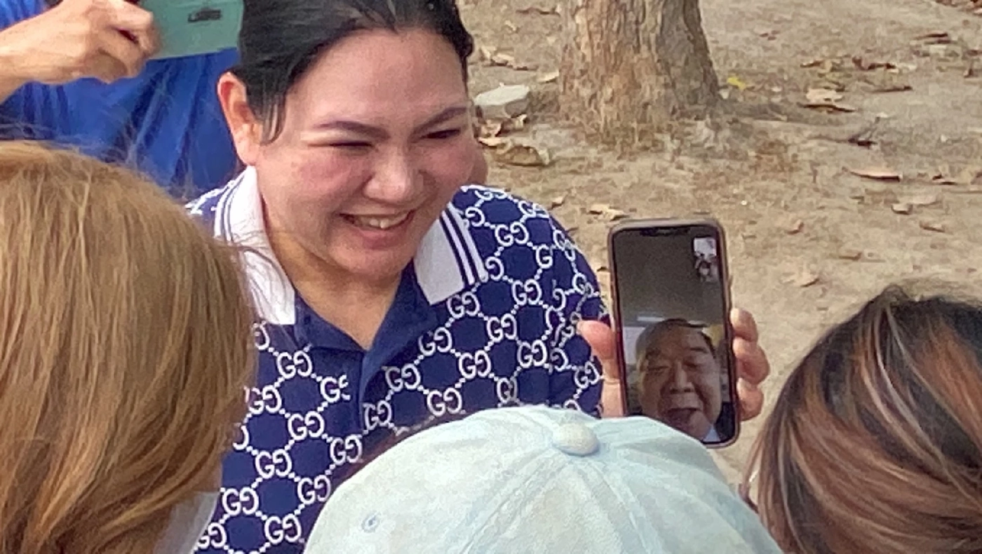 "ลุงป้อม" ใจละลายเจอ "นศ.อ้อน" เป็นกำลังใจให้-ขอให้ได้เป็นนายกฯ