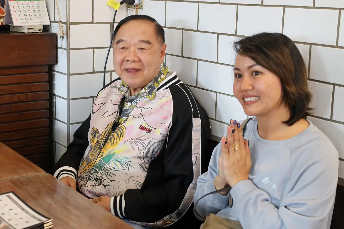 “ลุงป้อม” ทำบุญวัดชนะสงคราม แฟนคลับแห่ขอถ่ายรูป เชียร์ให้เป็นนายกฯ