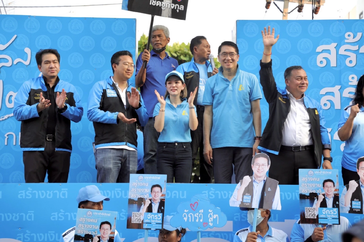 ปชป. โรดโชว์เปิดนโยบายเพื่อคน กทม.วันแรก จัดรถโมบายตระเวณทั่วกรุง