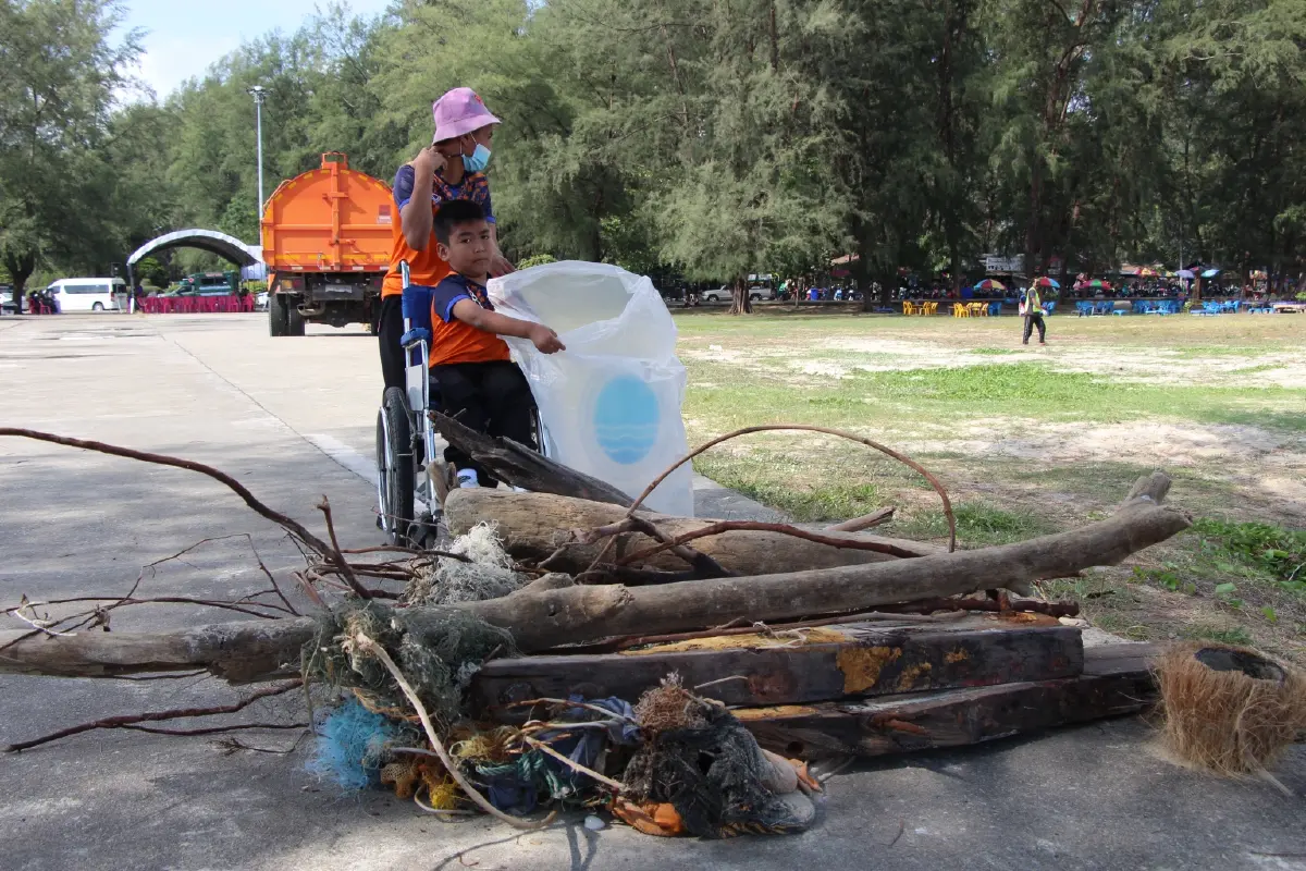 ศรชล.จัดกิจกรรม "การเก็บขยะชายหาดนราทัศน์" ปลูกจิตสำนึกดูแลสิ่งแวดล้อม