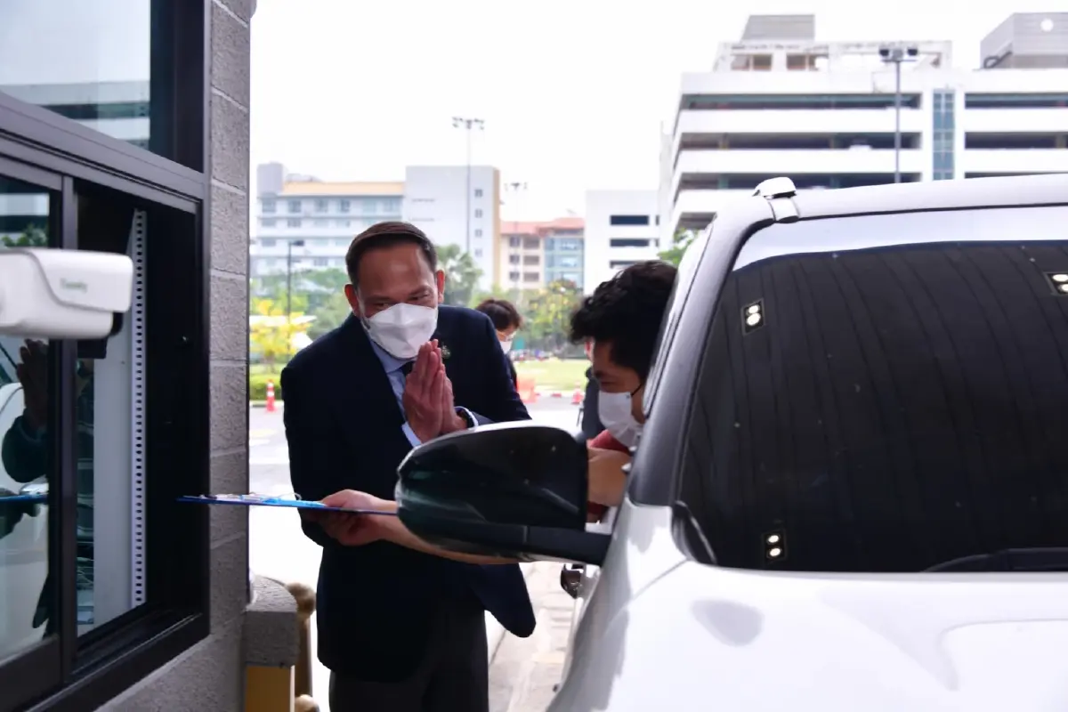 ขึ้นเงินรางวัลสลาก Drive Thru Service วันแรก ประชาชนเข้าใช้บริการคึกคัก!
