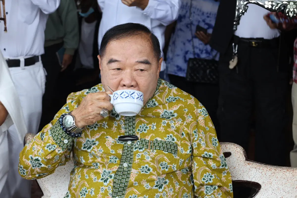 ชิลวันหยุด! "ลุงป้อม" นั่งจิบชาริมถนน ร่วมแห่ผ้าขึ้นพระธาตุนครศรีธรรมราช