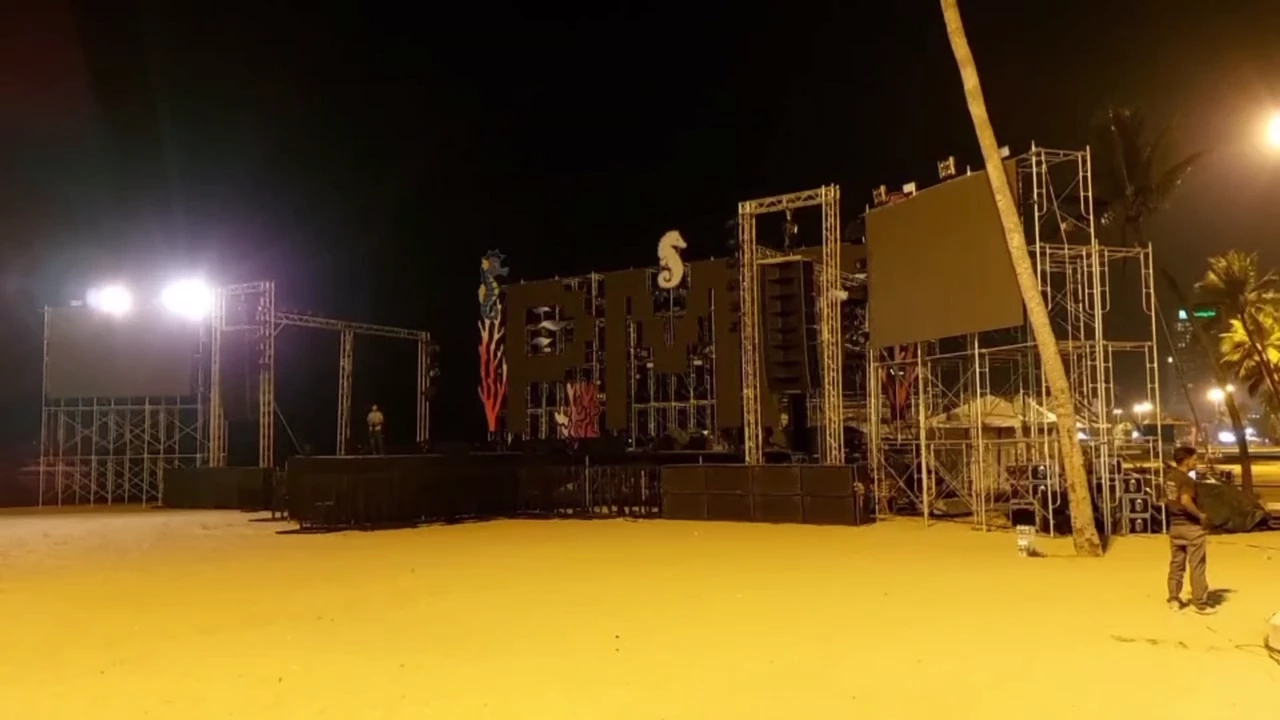 แชร์คลิปสนั่น ต่างชาติกับสาวชุดแดง โชว์เลิฟซีนข้างเวทีพัทยามิวสิค