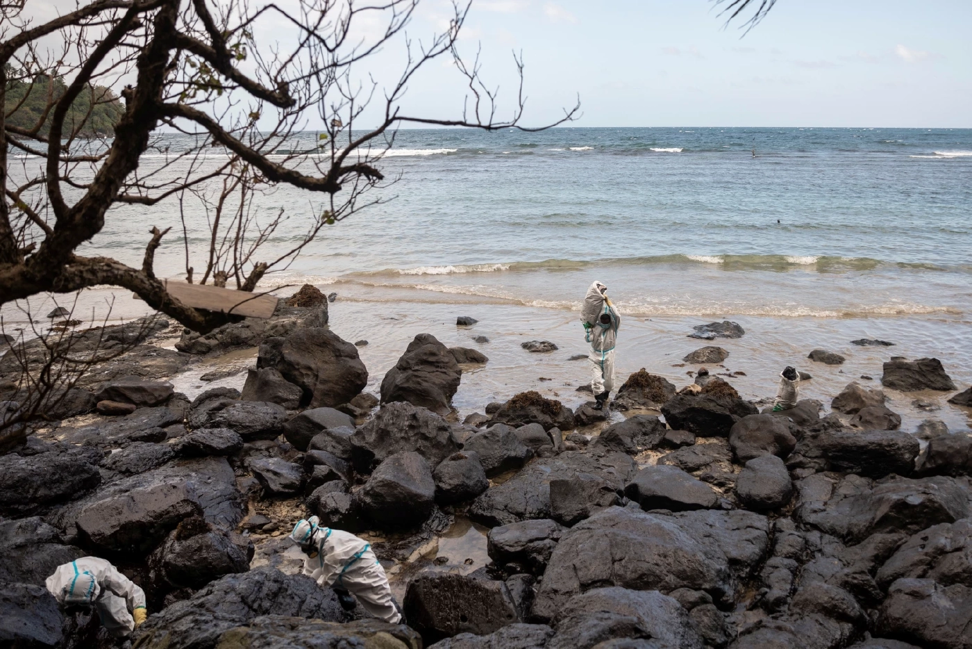 น้ำมันรั่วลงทะเลในฟิลิปปินส์ ส่งผลชาวบ้านล้มป่วย