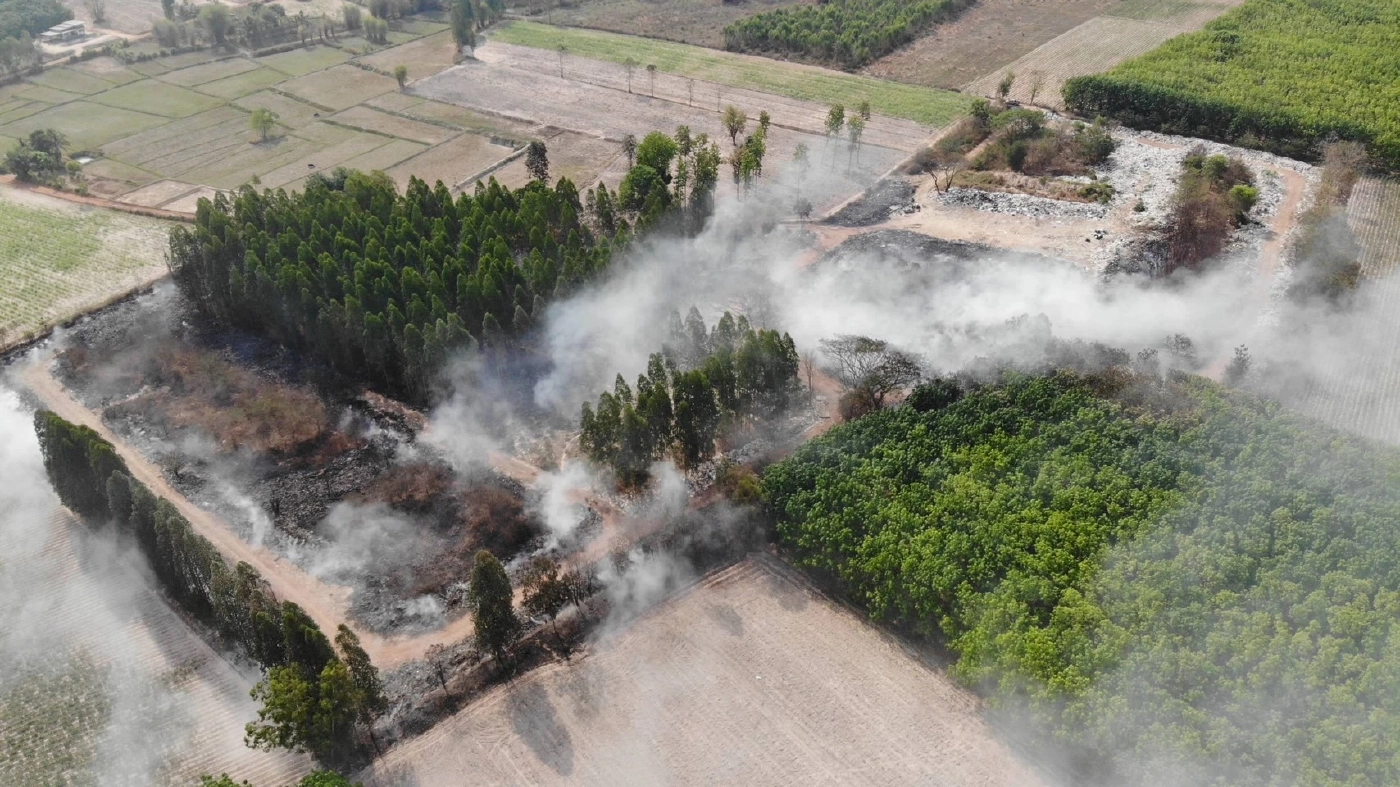 จนท.เร่งคุมสถานการณ์ไฟไหม้บ่อขยะกาฬสินธุ์ ก่อน PM2.5 ปกคลุมทั้งอำเภอ