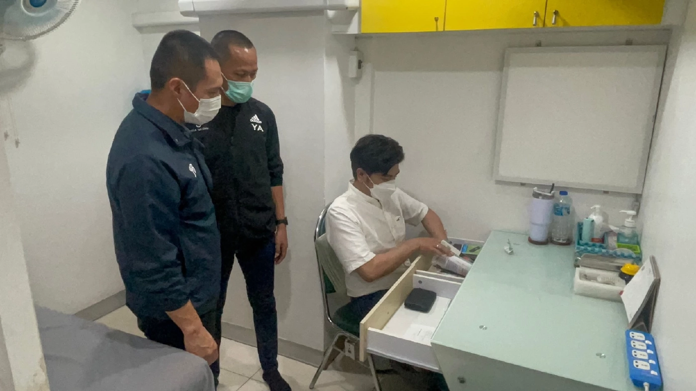 สุดอันตราย! ปคบ. ลุยค้น 2 จุด จับหมอเถื่อน ลักลอบเปิดคลีนิกรักษาคน