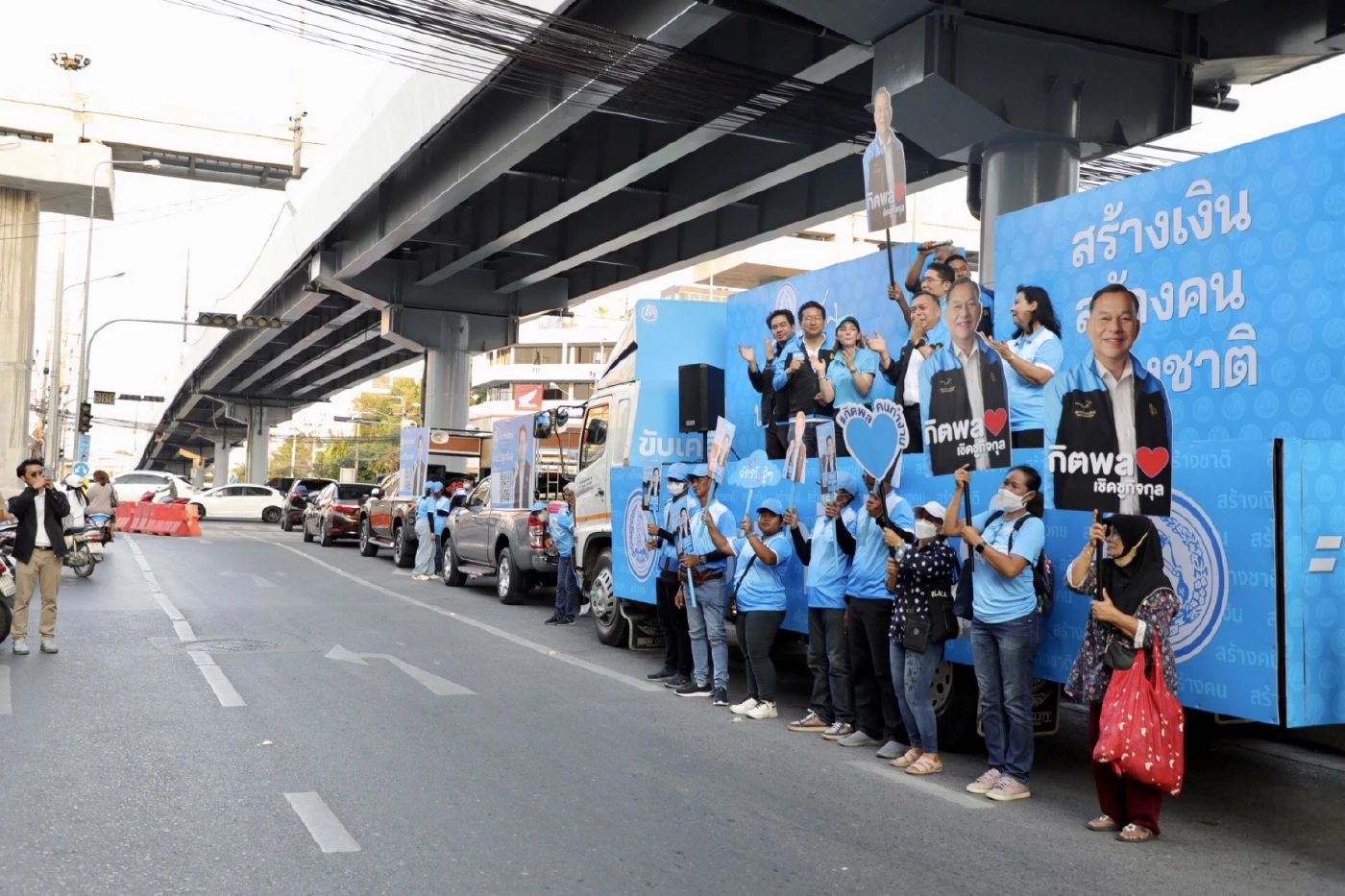 ปชป. โรดโชว์เปิดนโยบายเพื่อคน กทม.วันแรก จัดรถโมบายตระเวณทั่วกรุง