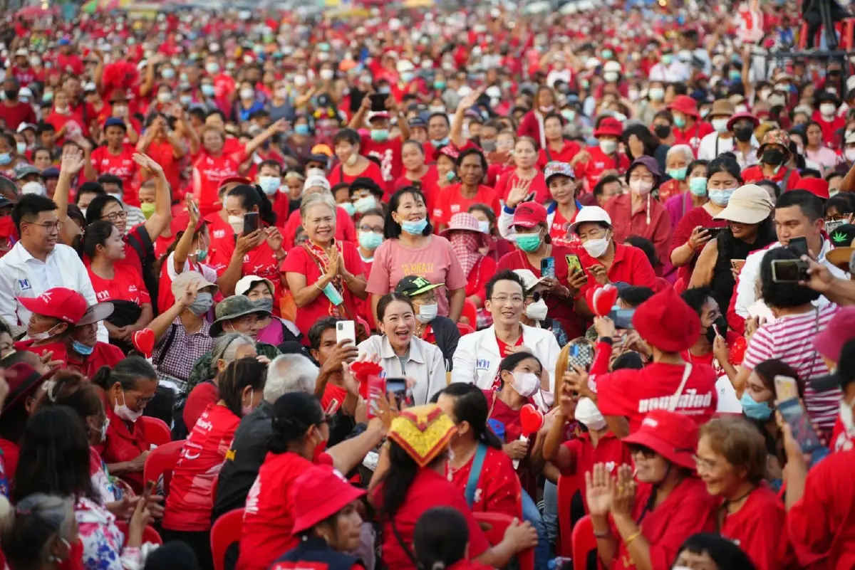 "แพทองธาร" อุ้มท้อง 8 เดือน ขึ้นเวทีปราศรัยใหญ่ปทุมฯ ก่อนหยุดพักยาว
