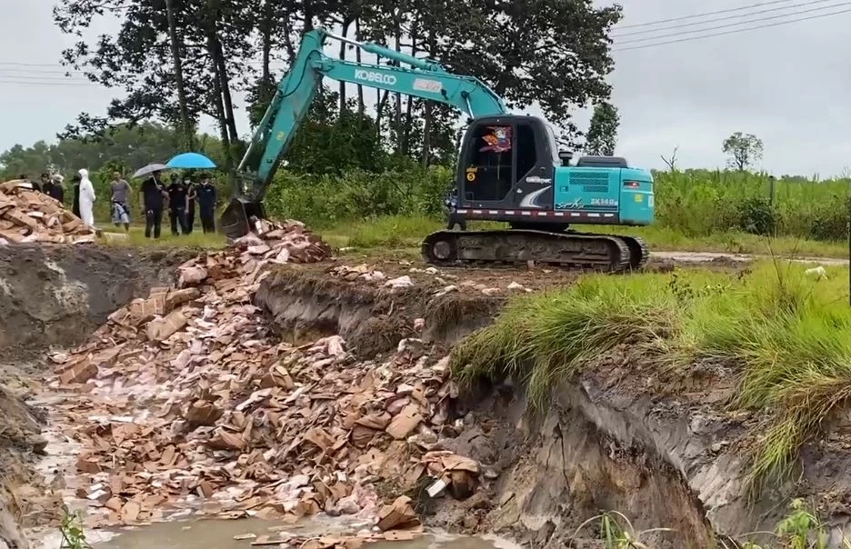 ด่านกักกันสัตว์สงขลา ฝังทำลายซากสุกรแช่แข็งนำเข้าผิดกม. ล็อตใหญ่กว่า 30 ตัน