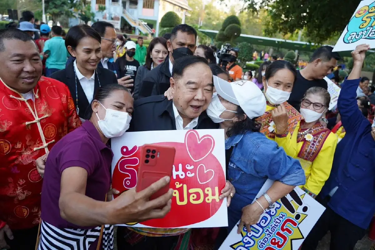 "บิ๊กป้อม" ลุย “เมืองคอน” ร่วมงานสมโภชผ้าพระบฏพระราชทาน แห่ผ้าขึ้นธาตุ