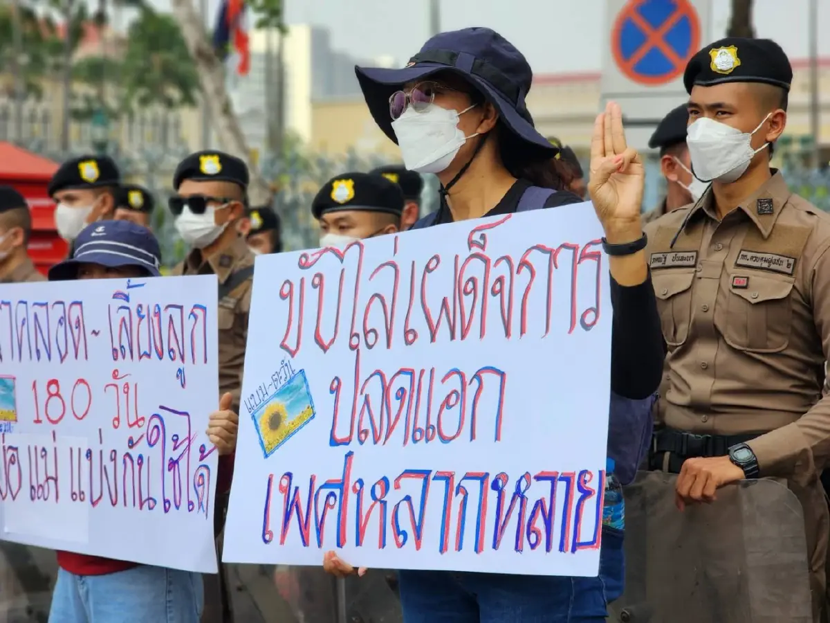 ม็อบสตรีสากลบุกทำเนียบรัฐบาล เรียกร้องสวัสดิการเพื่อผู้หญิง