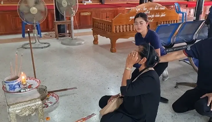 นางสมพร ผึ้งผัน ภรรยาของผู้ตาย
