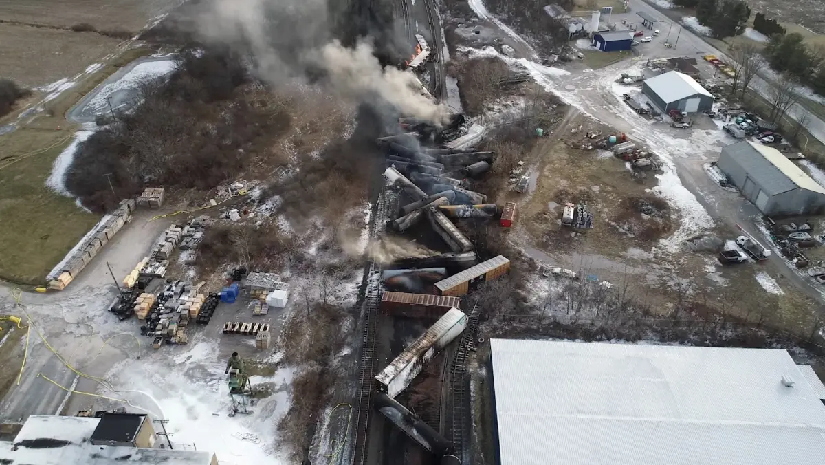 รถไฟตกรางในสหรัฐฯ พนักงานเจ็บ 3 น้ำมันรั่วไหลลงแม่น้ำ