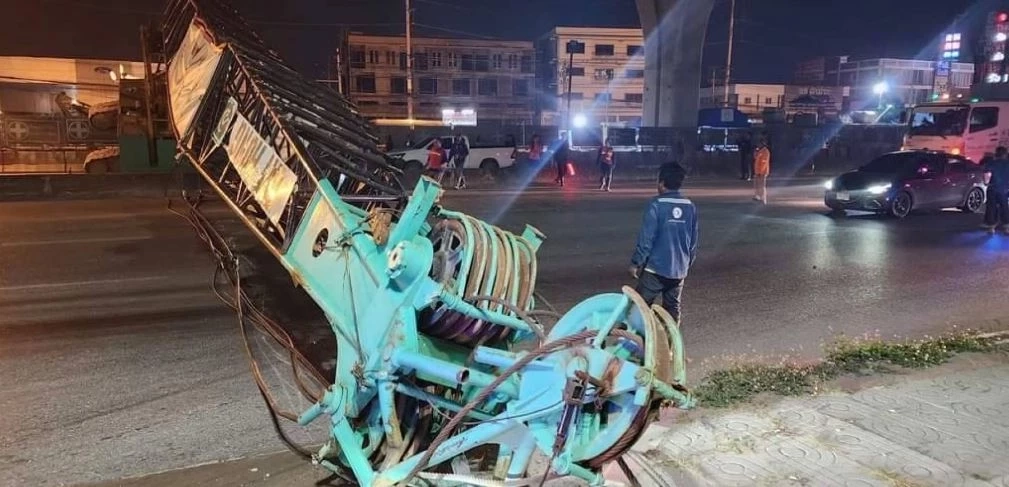 พระราม 2 อีกแล้ว! เครนทางยกระดับ ล้มขวางถนน หวิดทับรถชาวบ้าน (มีคลิป)