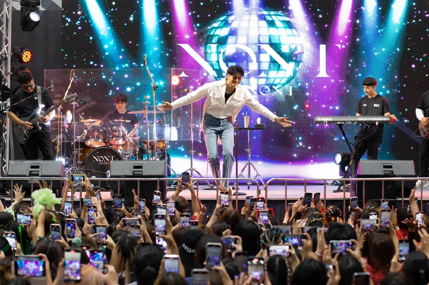 นนท์ ธนนท์ เป็นปลื้ม งานแฟนมีตฉลองวันเกิดที่สุดแสนจะอบอุ่น