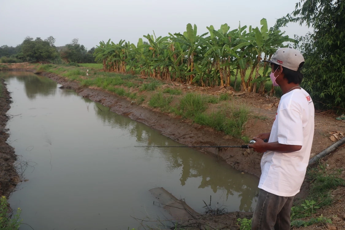 ผวา! หนุ่มตกปลาแต่ได้ "ลูกจระเข้" หวั่นมีตัวแม่