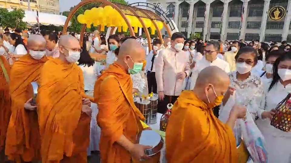 "วันมาฆบูชา 2566" พุทธศาสนิกชน ตักบาตรพระสงฆ์ 66 รูป ลานคนเมือง