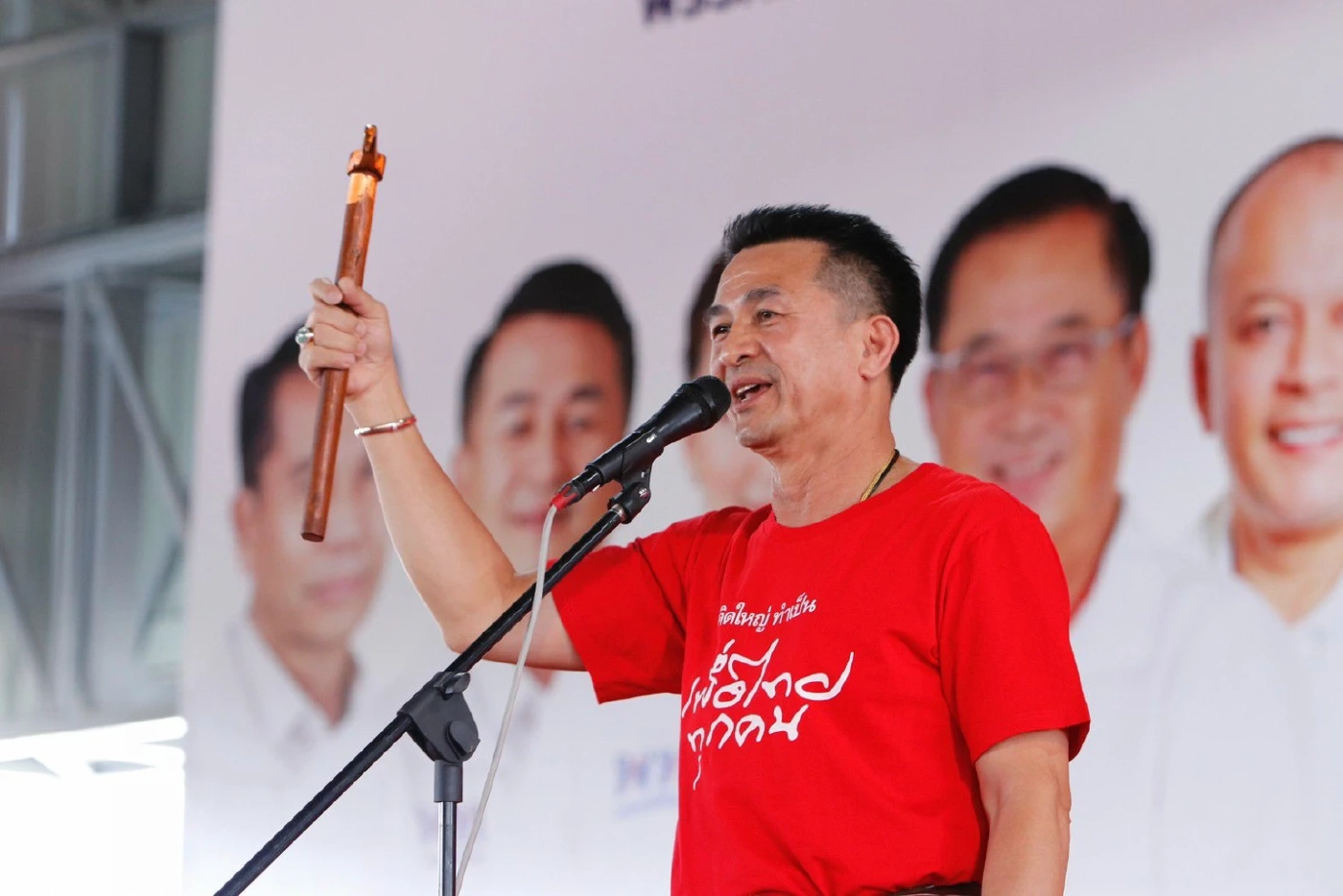 “เพื่อไทย” ปราศรัยใหญ่ที่สุรินทร์ อ้อนขอแลนด์สไลด์ ยัน ไม่ยกเลิกบัตรคนจน 