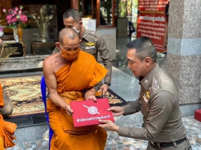 เปิดโฉมหน้า พระกระโดดกำแพง ช่วยป้าร้านของชำถูกทำร้าย ผบ.ตร.มอบรางวัลให้