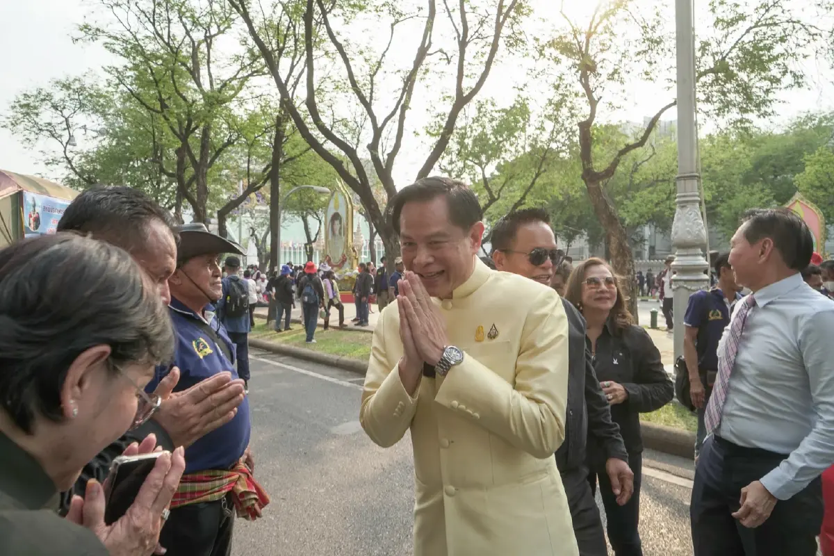 "พีระพันธุ์" ตัวแทนนายกฯ รับกระเช้าดอกไม้ขอบคุณ เครือข่ายสหพันธ์เกษตรฯ
