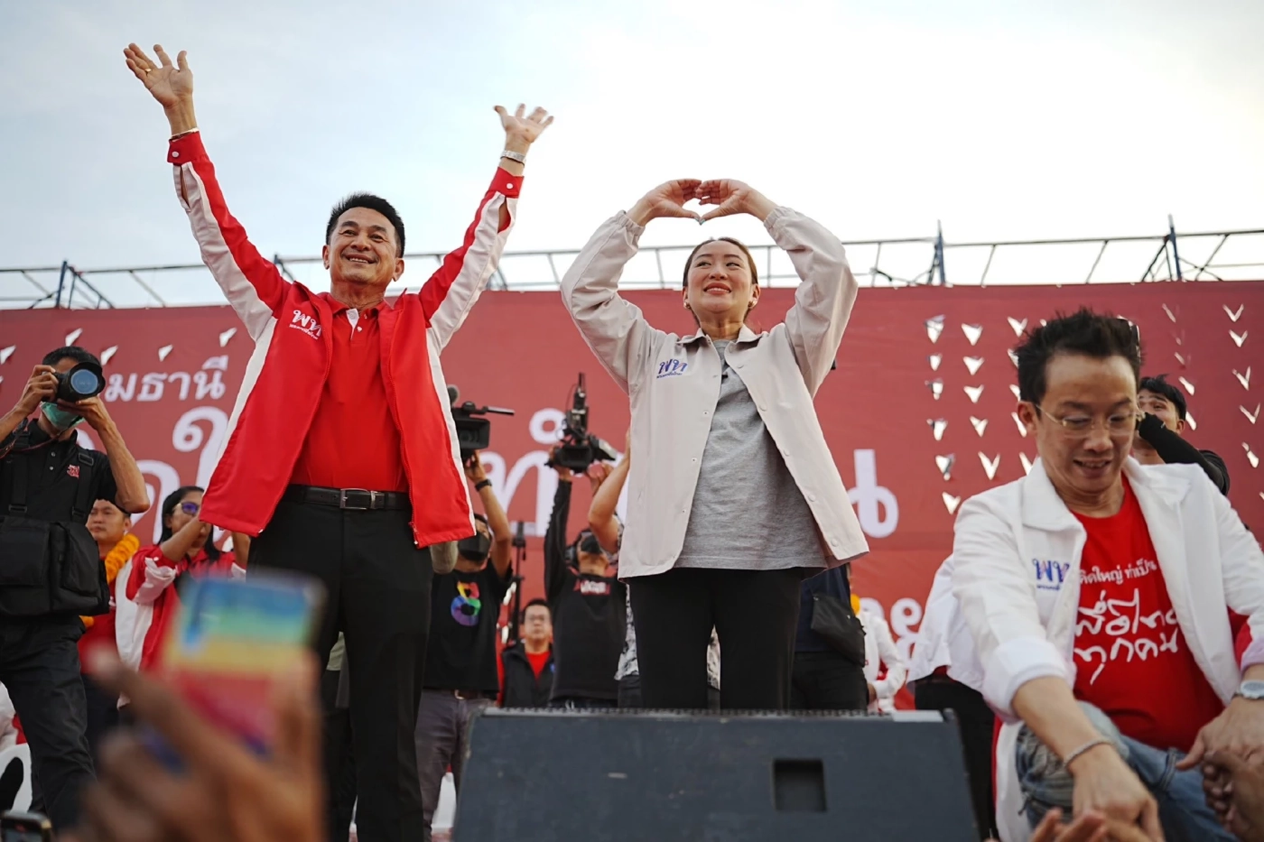 "อุ๊งอิ๊งค์-เศรษฐา" ส่งกำลังใจจนท.ดับไฟป่า บอกรอ "พท." เป็นรัฐบาลแก้ปัญหา