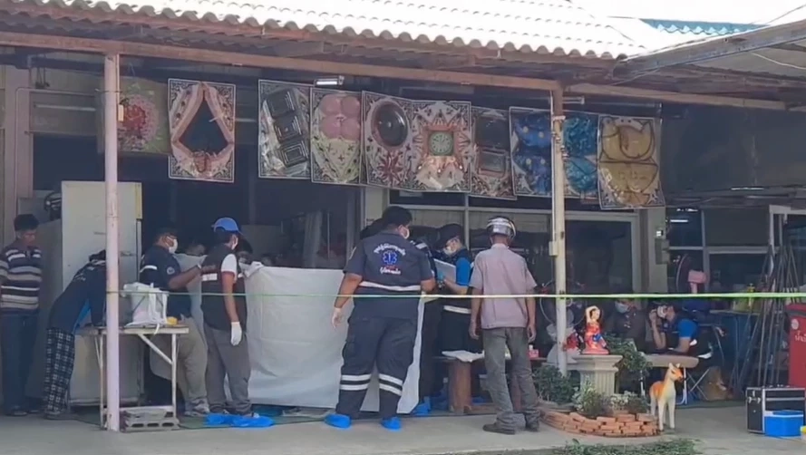 หนุ่มใหญ่รักขม ขอคืนดีอดีตเมียไม่สำเร็จ ใช้มีดกระหน่ำแทงดับคาร้านพวงหรีด