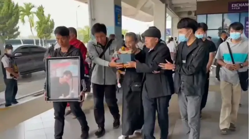ครอบครัว "น้องดอม" นำอัฐิสวดอภิธรรมคืนแรก ผู้ที่เคยร่วมติดถ้ำมากันครบ