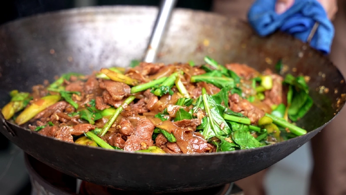 "ลุงป้อม" โชว์ฝีมือ "ผัดซีอิ๊ว" ระบุเมนู "ก้าวข้ามความขัดแย้ง"