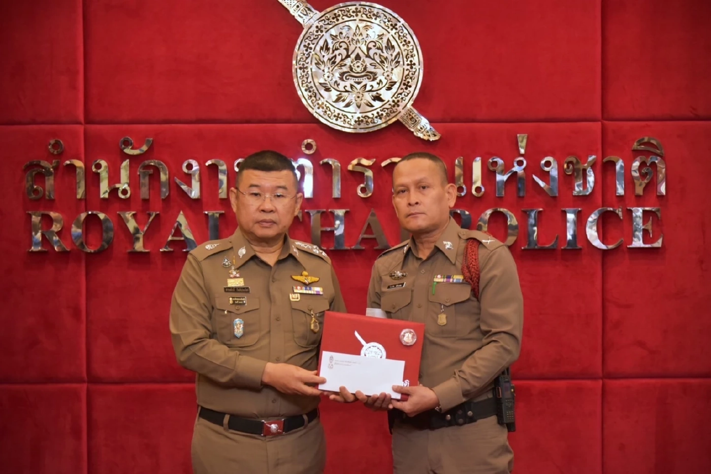 ผบ.ตร.มอบรางวัล 5 จนท.ร่วมระงับเหตุสะพานพระราม 8