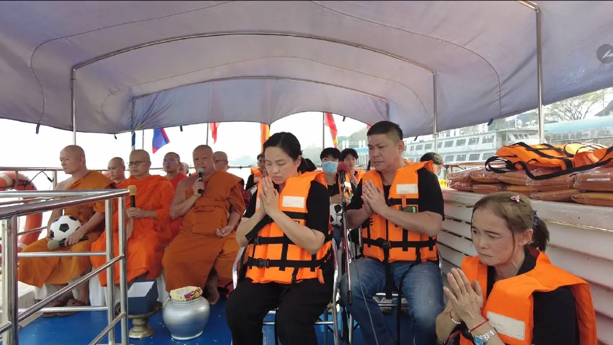 ครอบครัวนำอัฐิ "น้องดอม" ลอยอังคารกลางน้ำโขง "ทีมหมูป่า" ร่วมส่งครั้งสุดท้าย
