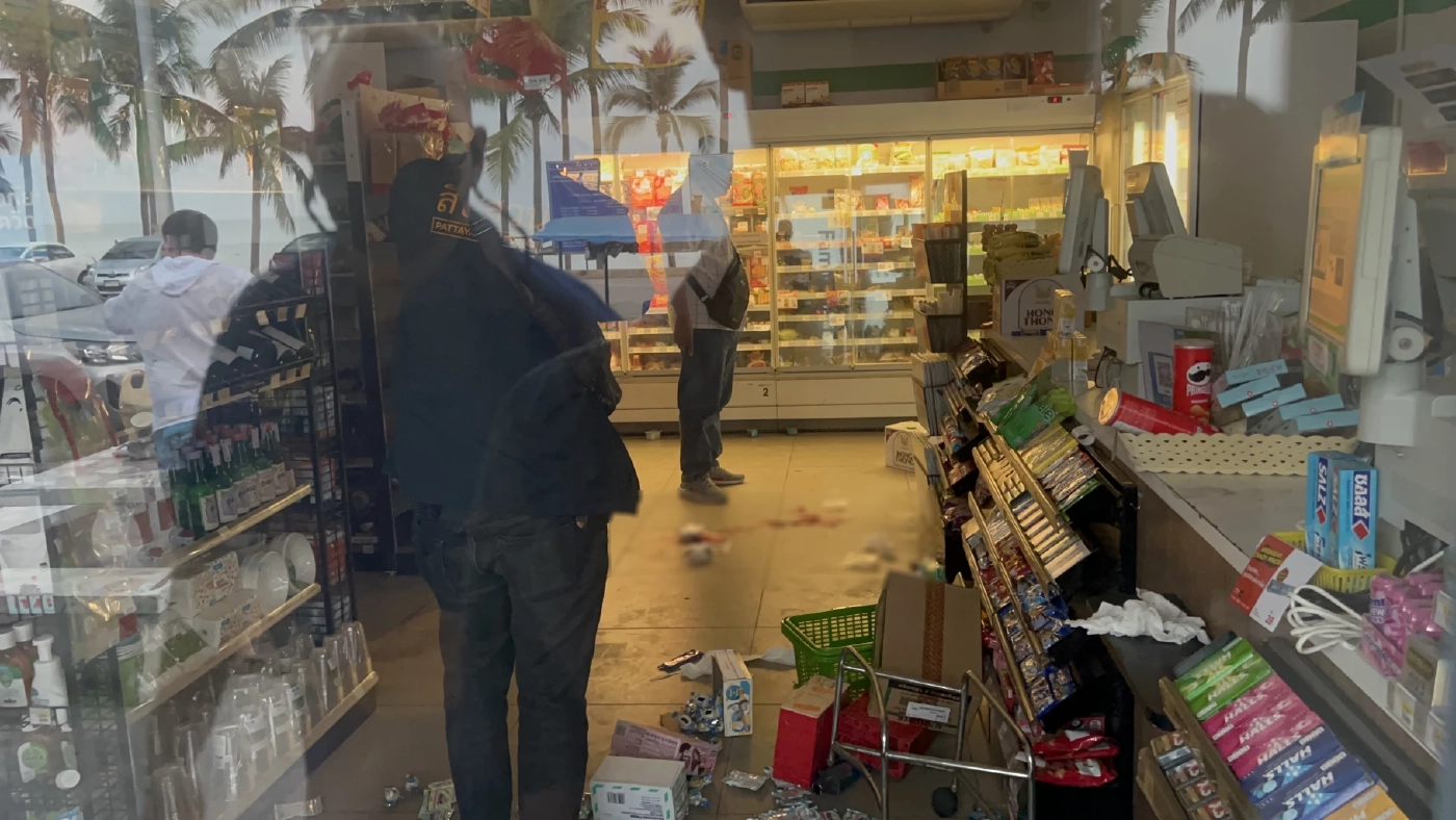 สยบด้วยคมแฝก รวบตัวคนร้ายทันควัน หลังใช้มีดทำร้ายพนักงานร้านสะดวกซื้อ